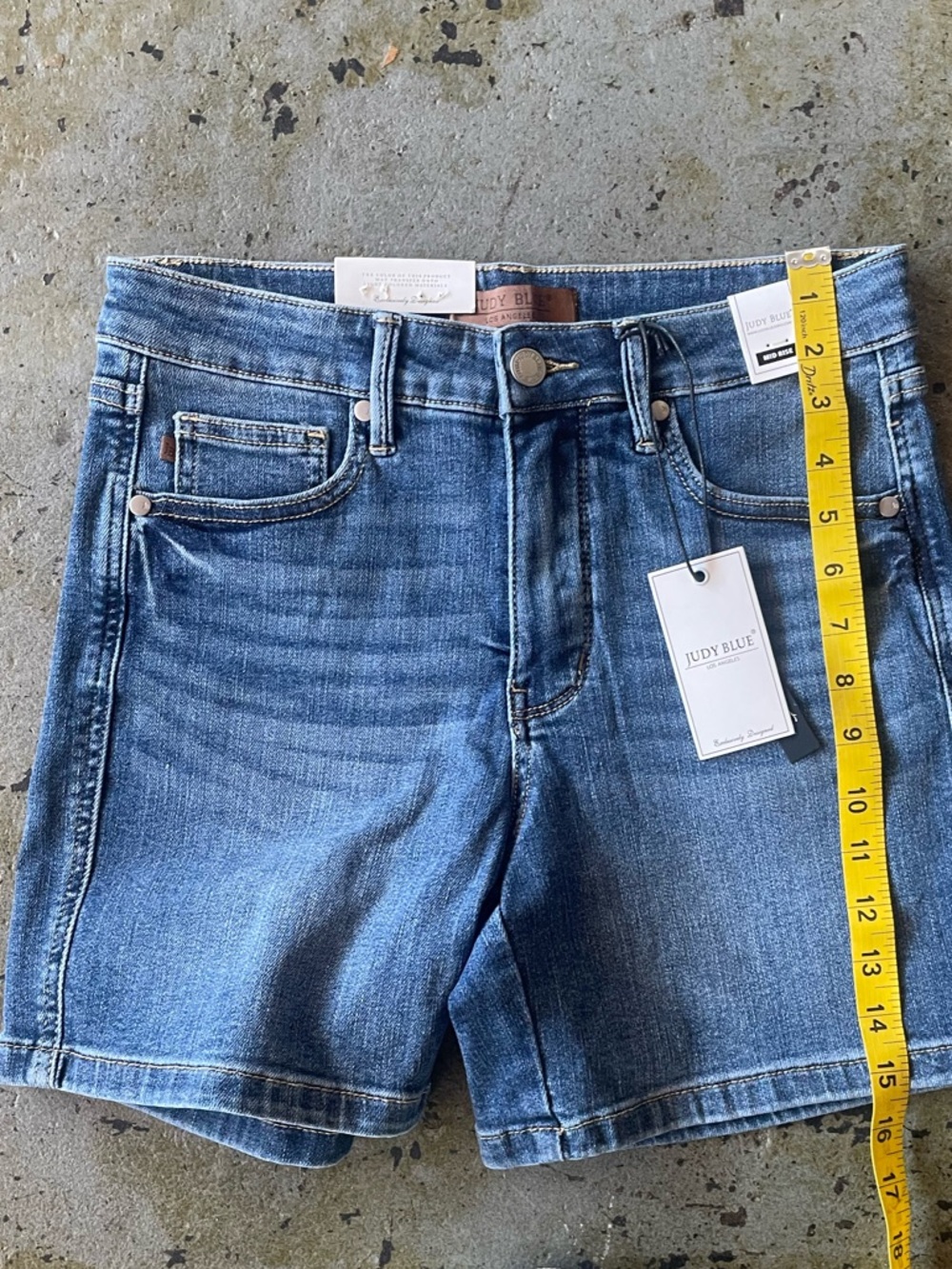 Judy Blue NWT Classic Mid-Rise Tummy Control Denim Shorts Size Medium - Picture 10 of 10